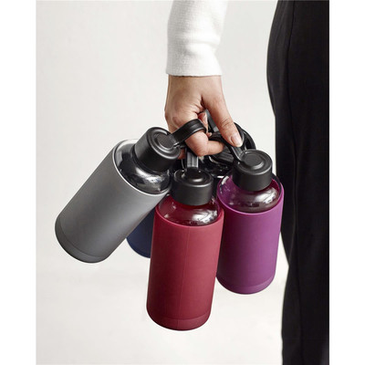 Trinkflasche mit Silikonhlle, schwarz